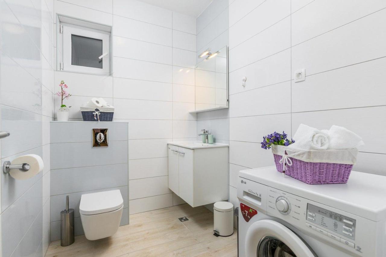 Lux Apartment Sandra Макарска Екстериор снимка